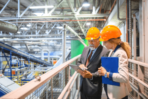 internes Audit in einer Werkshalle mit einer Auditorin und der Geschäftsführung.