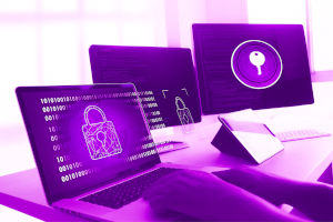 Person arbeitet an Laptop mit digitalen Sicherheitssymbolen – Datenschutz, Verschlüsselung und Cybersicherheit am Arbeitsplatz.