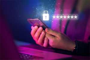 Person hält Smartphone in der Hand, Passwortschutz-Symbol und Sicherheitsschloss – Symbolbild für Datenschutz und Datensicherheit.