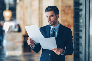 Managementberatung für Unternehmen: Externer Managementbeauftragter bei der Prüfung von Dokumenten für Managementsysteme.