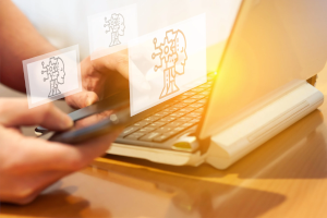 Person nutzt Smartphone und Laptop mit KI-Symbolen – Konzeptbild für Künstliche Intelligenz in Managementsystemen und digitale Transformation.