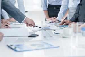 „Team-Meeting als visuelle Darstellung der Dienstleistung: externer Qualitätsmanagementbeauftragter (QMB) von RULA Quality