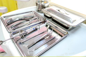 Sterile medizinische Instrumente auf Tabletts als Symbol für Medizinprodukte, Hygiene und Qualitätsmanagement nach ISO 13485.