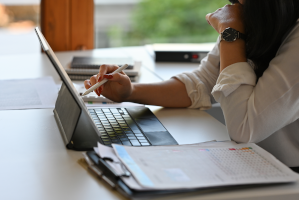 Eine Teilnehmerin sitzt an einem Laptop und nimmt an einer  Onlineschulung der RULA Academy teil.